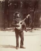 Joueur de guitare, Paris (Eugène Atget) - Muzeo.com