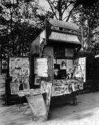 Kiosque à Paris (Eugène Atget) - Muzeo.com