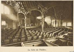 La Tour Eiffel - La Salle du Théâtre (Neurdein Frères) - Muzeo.com