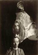 Photographie spirite (médium et spectres) (anonyme) - Muzeo.com