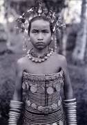 Portrait d'une fille dayak avec un corset perlé (Robert Shelford) - Muzeo.com