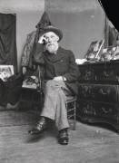 Renoir assis dans son atelier à Paris (anonymous) - Muzeo.com