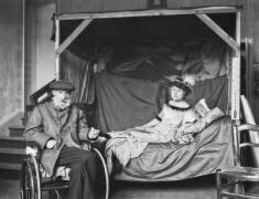 Renoir et Mme de Galéa dans l'atelier de l'artiste à Cagnes (anonyme) - Muzeo.com
