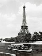 Vue de la Tour Eiffel avec une péniche passant sur la Seine (Hallery) - Muzeo.com