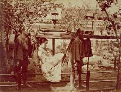 Une Geisha transportée dans une litière (anonyme) - Muzeo.com