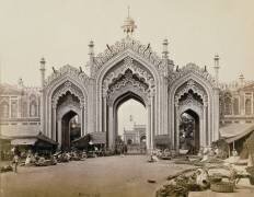 Entrée du Bazar d'Hoospinbad (Samuel Bourne) - Muzeo.com