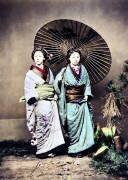 Japon : Deux jeunes japonaises en kimono posant sous une ombrelle (Felice Beato) - Muzeo.com