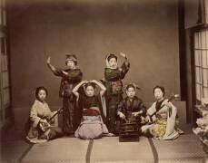 Jonkina danse. Trois danseuses et trois musiciennes (Felice Beato) - Muzeo.com