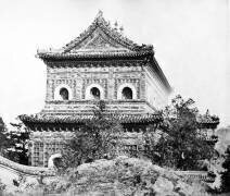 Le temple de la Mer de la Parfaite Sagesse au Palais d'Eté, Pékin (Felice Beato) - Muzeo.com