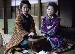 Les geishas Kodamasan et Yobokichi à Beppu sur l’ île de Kyushi (Waldemar Abegg) - Muzeo.com