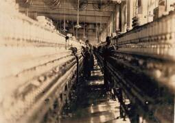 L'un des plus jeune fileur de Mollahan Mills (Lewis Wickes Hine) - Muzeo.com