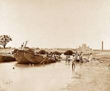 Pont de bateaux au dessus de la Gomtî (Felice Beato) - Muzeo.com