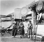 Portes-Etendard à des Funérailles Mandchoues, Pékin (John Thomson) - Muzeo.com