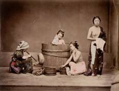 Scène de la vie japonaise, japonaises prenant leur bain, une domestique souffle pour activer le feu (Felice Beato) - Muzeo.com