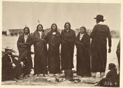 Tashunkakokip (Vieil homme effrayé par ses chevaux) et ses chefs (Alexander Gardner) - Muzeo.com