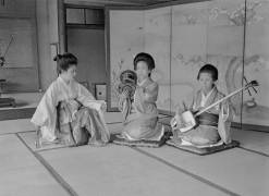 Trois geishas jouant de la musique (Waldemar Abegg) - Muzeo.com