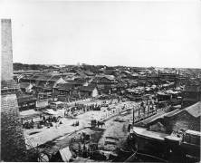 Vue de la rue principale du quartier chinois de Pékin (John Thomson) - Muzeo.com