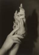 Etude de Mains avec une Figurine (Arnold Genthe) - Muzeo.com