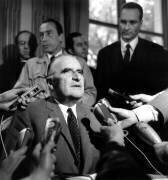 Le Premier ministre français Georges Pompidou annonce les projets d'accords entre les syndicats de fonctionnaires et les employeurs le 27 mai 1968 (Rue des Archives) - Muzeo.com