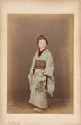 Portrait d'une Japonaise en Tenue Traditionnelle (anonyme) - Muzeo.com