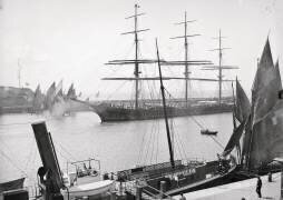 [Bateau Le Havre dans un port] (anonyme) - Muzeo.com