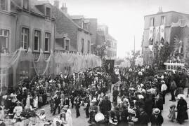 Boulogne-sur-Mer. Procession du 15 août. Reposoir dans le quartier des pêcheurs (anonyme) - Muzeo.com