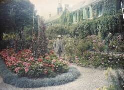 Claude Monet devant sa maison à Giverny (anonyme) - Muzeo.com