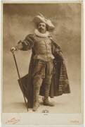 Constant Coquelin en Cyrano, en pied (Paul Nadar) - Muzeo.com