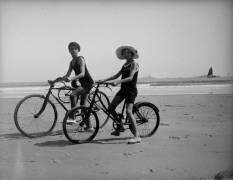 [Deux enfants en vélo sur la plage] (anonyme) - Muzeo.com