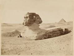 Egypte, Sphinx de Gizeh avec trois personnages et pyramide de Kheops (Adolphe Braun) - Muzeo.com