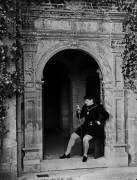 La marquise Arconati-Visconti costumée, assise dans l'embrasure d'une porte (anonyme) - Muzeo.com