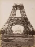 La Tour Eiffel construite jusqu'à la deuxième plate-forme (anonyme) - Muzeo.com
