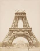 La Tour Eiffel jusqu'à la 2è plate forme, les 2 arcs décoratifs entre les piliers sont achevés. (Louis-Emile Durandelle) - Muzeo.com