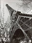 La tour Eiffel vue d'en bas (Paul Joseph Albert Chevojon) - Muzeo.com