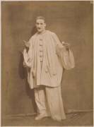 Pierrot tenant une pièce de monnaie (Adrien Tournachon) - Muzeo.com
