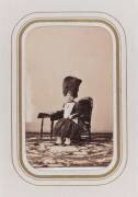 Portrait d'un enfant assis, coiffé d'une toque en fourrure. (anonyme) - Muzeo.com