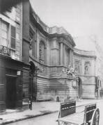 Fontaine des Quatre-Saisons, Rue de Grenelle, Paris, 7th Arrondissement (Eugène Atget) - Muzeo.com