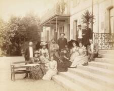 Groupe avec Gustave Eiffel sur les marches du Grand Hôtel d'Evian (anonymous) - Muzeo.com