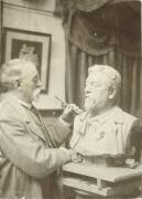 Gustave Crauk travaillant au buste de Gustave Eiffel (anonymous) - Muzeo.com