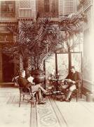 Gustave Eiffel et Adolphe Salles lisant dans le salon, jardin couvert du Clos des Bruyères (anonymous) - Muzeo.com