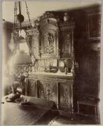 Interior of the home of an employee in the Louvre shops (Eugène Atget) - Muzeo.com