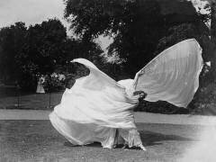 Loie Fuller dancing (Samuel Joshua Beckett) - Muzeo.com