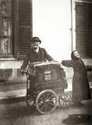 Organ Player (Eugène Atget) - Muzeo.com