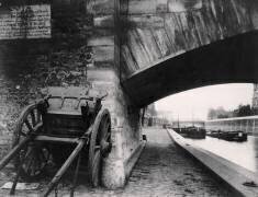Pont de l'Archevêché, on the corner of Quai de la Tournelle, Paris (Eugène Atget) - Muzeo.com