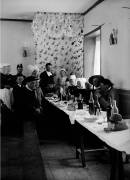 Repas avec personnages en costume traditionnel (anonymous) - Muzeo.com
