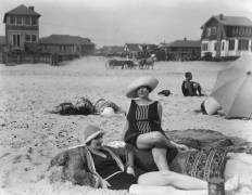 Two women at Long Beach (Arnold Genthe) - Muzeo.com
