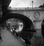 Anglers in Paris (Seine River) (Rue des Archives) - Muzeo.com