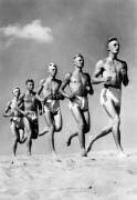 Athlètes faisant une course à pied dans le sable (anonymous) - Muzeo.com