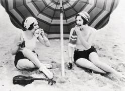 Dorothy Sébastian et Joan Crawford a la plage (Keystone) - Muzeo.com