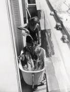 Famille se baignant sur un balcon Parisien (Keystone) - Muzeo.com